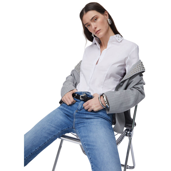 Camicia bianca impreziosita con ricami gioiello sul collo