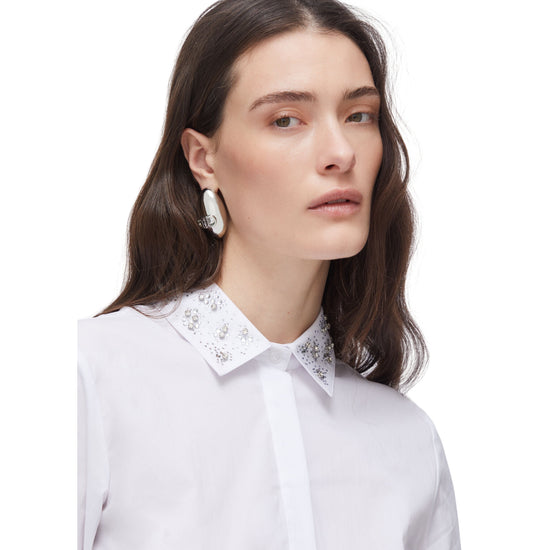 Camicia bianca impreziosita con ricami gioiello sul collo