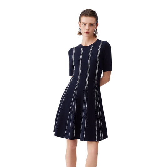 Abito blu in maglia con linee bianche verticali 