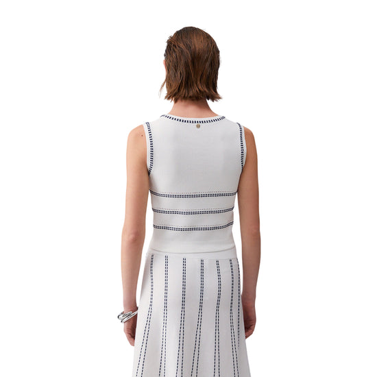 Top bianco in maglia con cuciture blu a contrasto