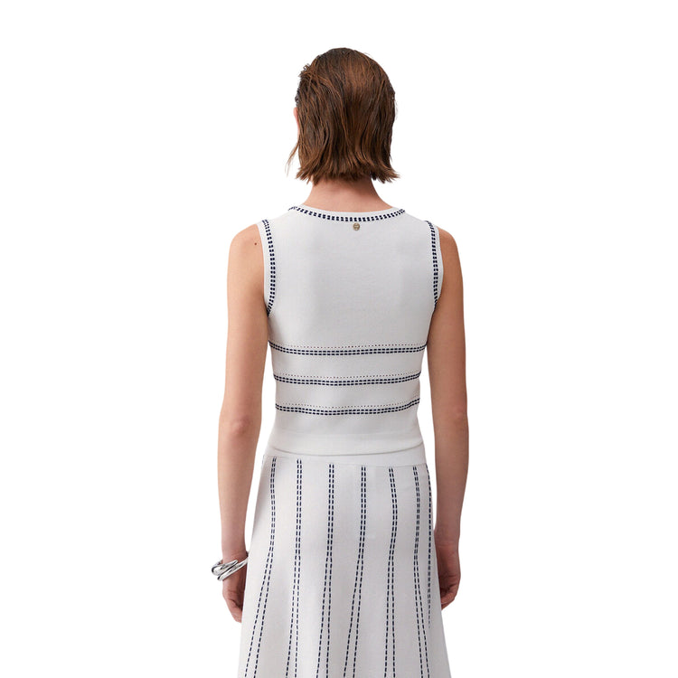 Top bianco in maglia con cuciture blu a contrasto