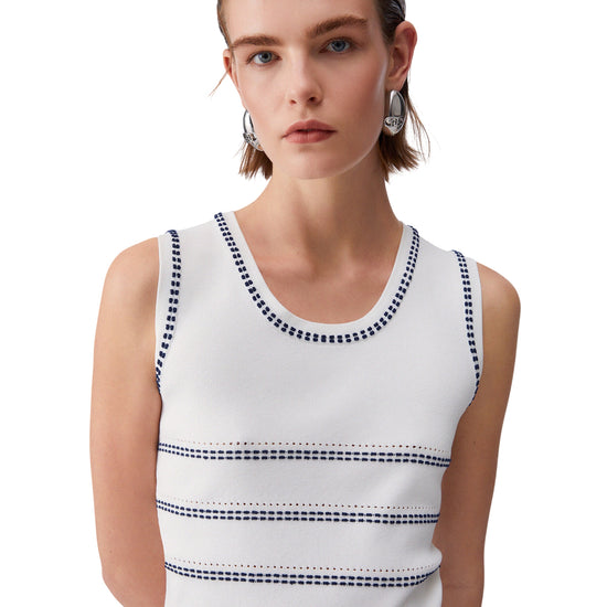 Top bianco in maglia con cuciture blu a contrasto