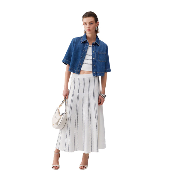 Top bianco in maglia con cuciture blu a contrasto