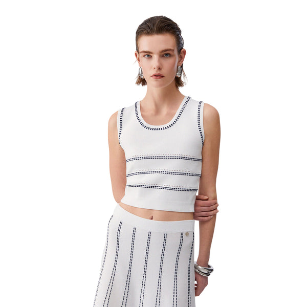 Top bianco in maglia con cuciture blu a contrasto