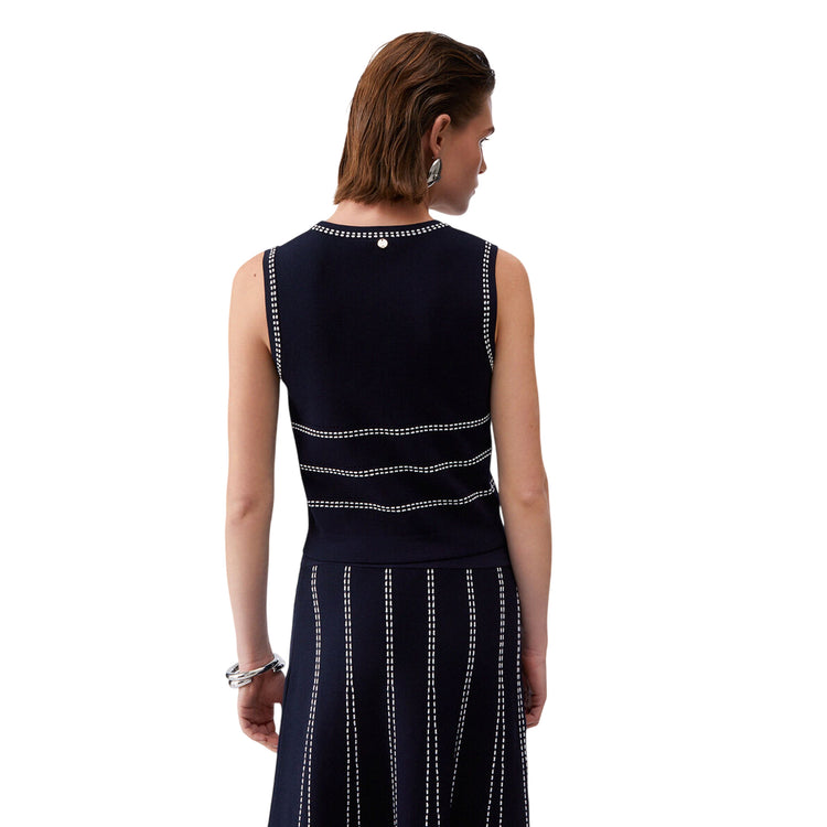 Top blu in maglia con cuciture bianche a contrasto