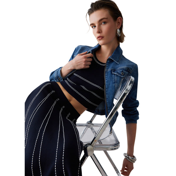 Top blu in maglia con cuciture bianche a contrasto