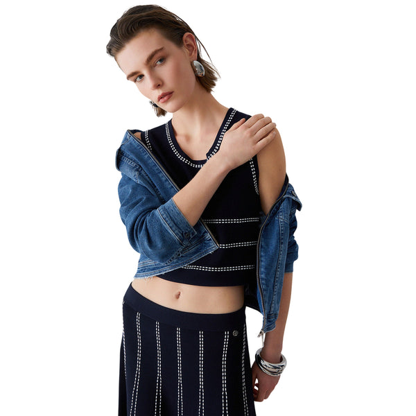 Top blu in maglia con cuciture bianche a contrasto