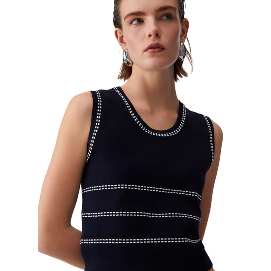 Top blu in maglia con cuciture bianche a contrasto