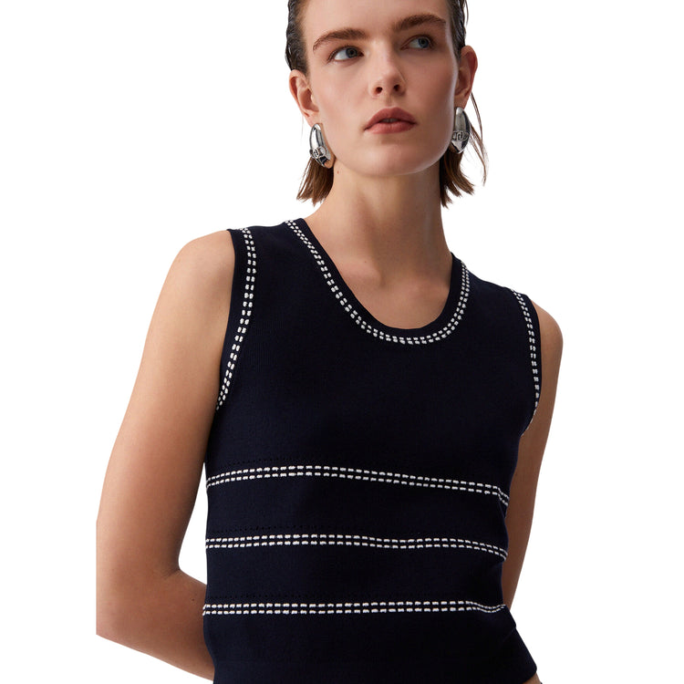 Top blu in maglia con cuciture bianche a contrasto