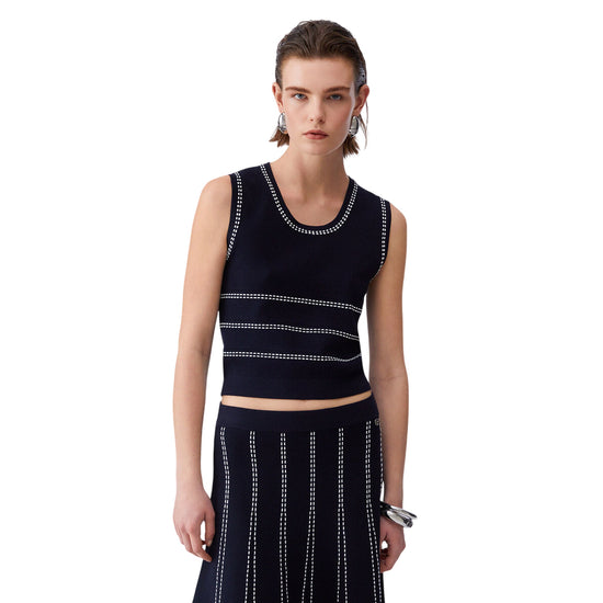 Top blu in maglia con cuciture bianche a contrasto