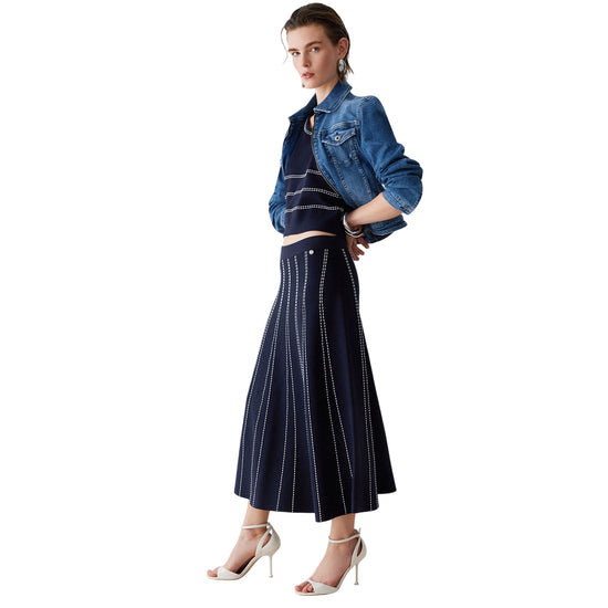 Gonna blu lunga in maglia con cuciture bianche