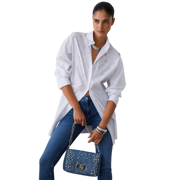 Abito bianco impreziosito con ricami gioiello