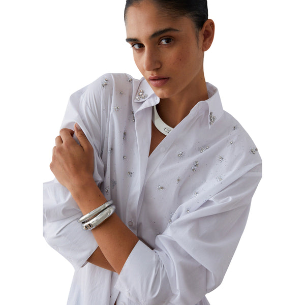 Abito bianco impreziosito con ricami gioiello