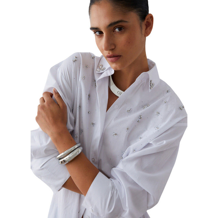 Abito bianco impreziosito con ricami gioiello