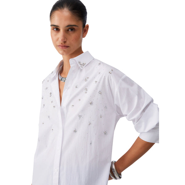 Abito bianco impreziosito con ricami gioiello