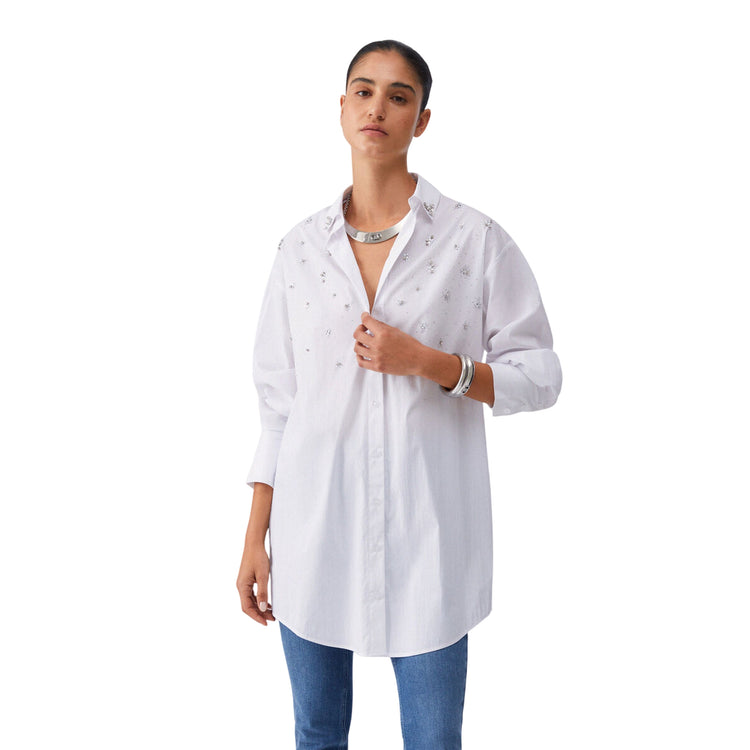 Abito bianco impreziosito con ricami gioiello