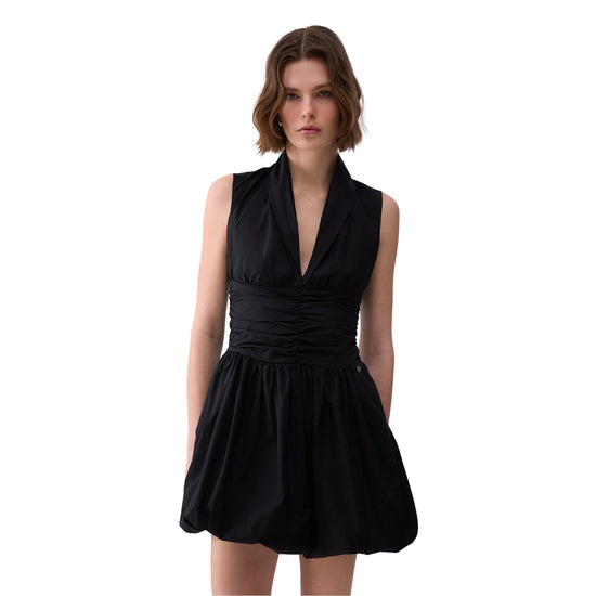 Abito corto Donna Nero con cut out modella frontale