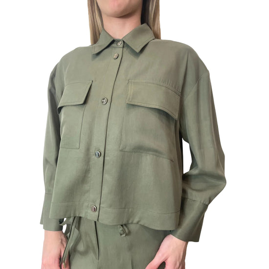 Camicia verde oliva con tasche sul petto