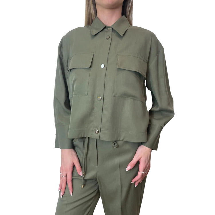 Camicia verde oliva con tasche sul petto