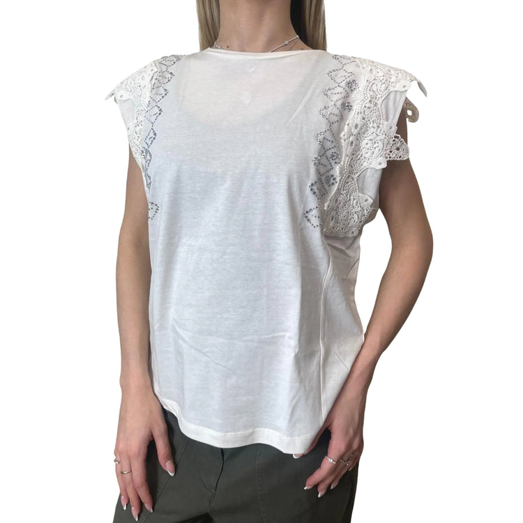 T-shirt bianca con pizzo e strass sulle maniche