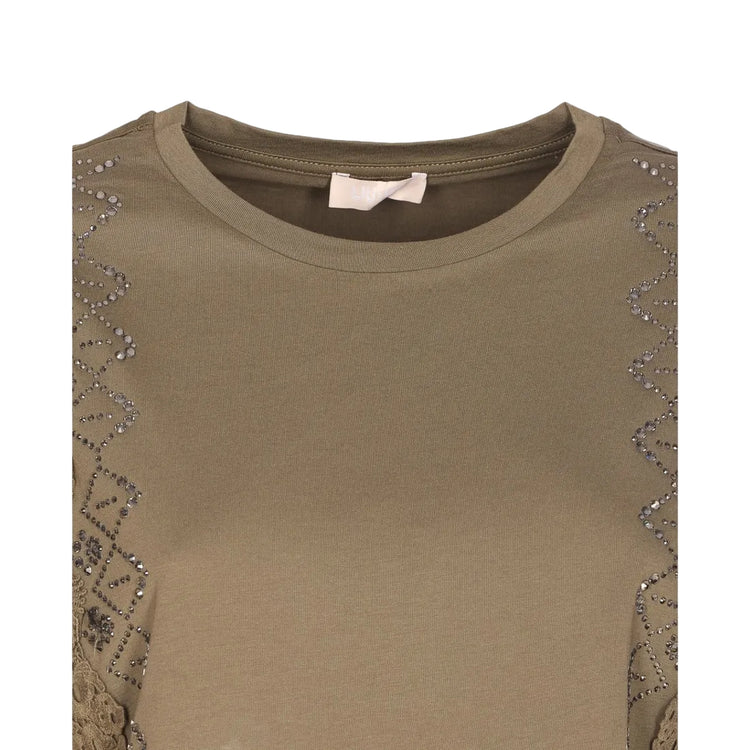 T-shirt verde oliva con pizzo e strass sulle maniche