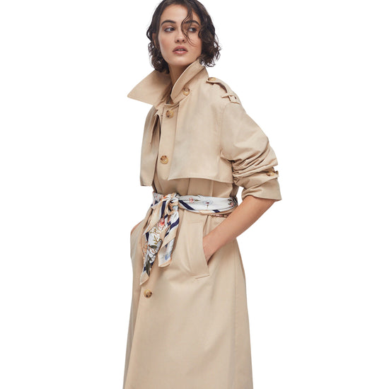 Trench beige con foulard in vita