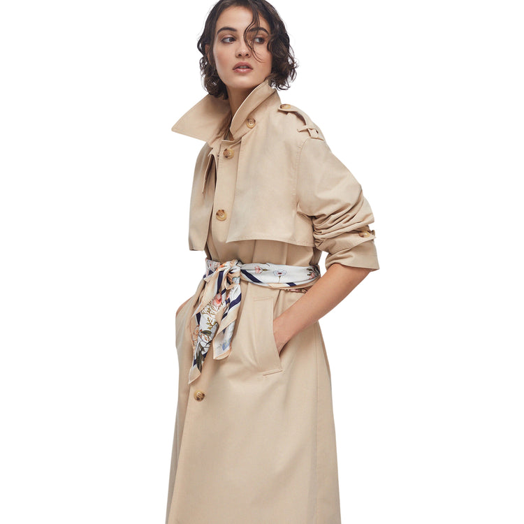 Trench beige con foulard in vita