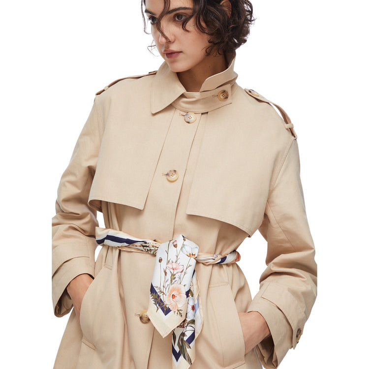 Trench beige con foulard in vita