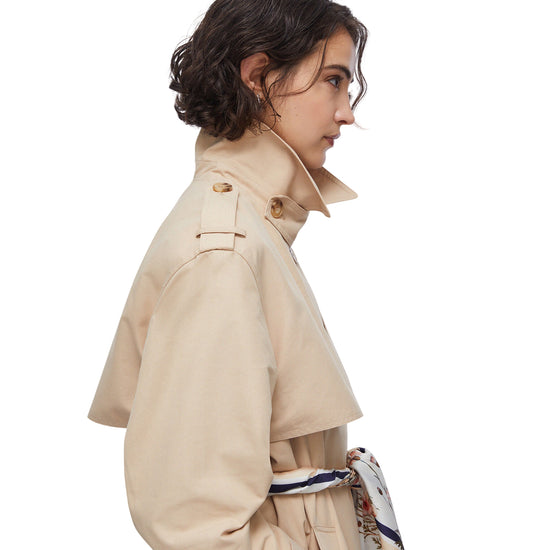 Trench beige con foulard in vita