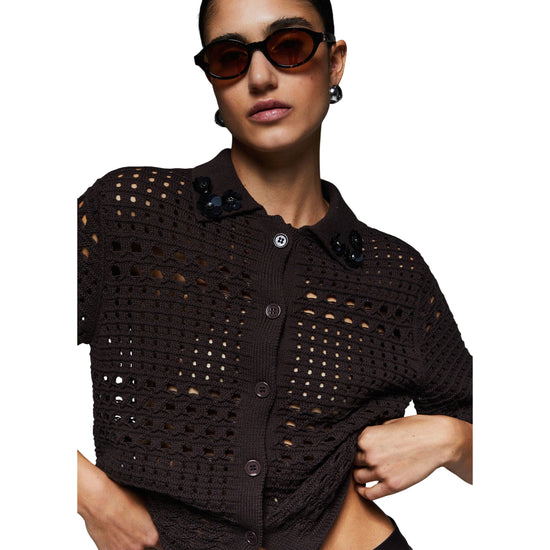 Maglia forata marrone in crochet 