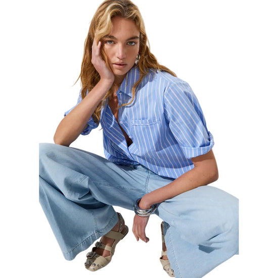 Camicia azzurra a righe con tasca sul petto