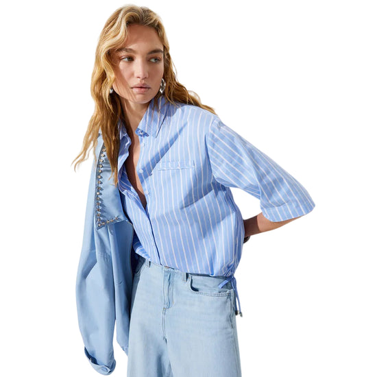 Camicia azzurra a righe con tasca sul petto