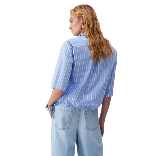 Camicia azzurra a righe con tasca sul petto