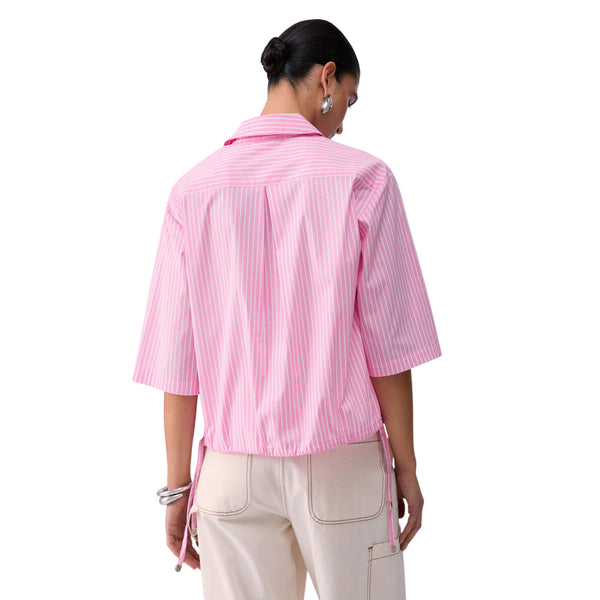 Camicia rosa con righe bianche a mezze maniche