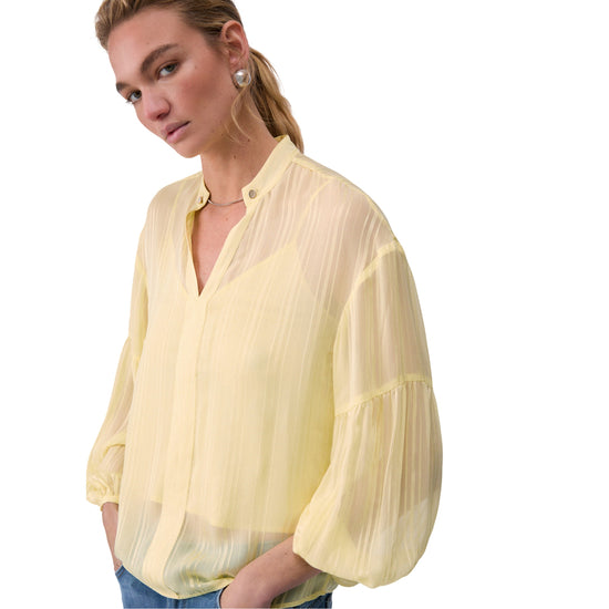 Blusa Donna Gialla con catenina gioiello modella laterale