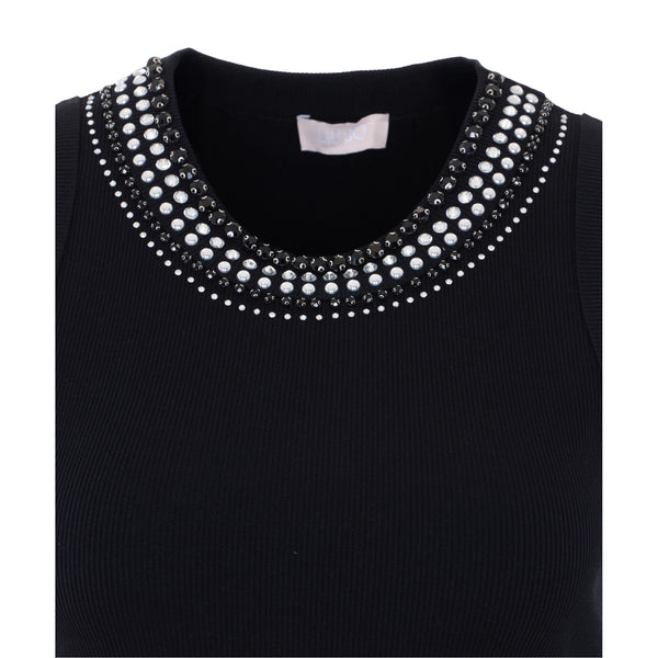 Canottiera nera con borchie bianche e nere