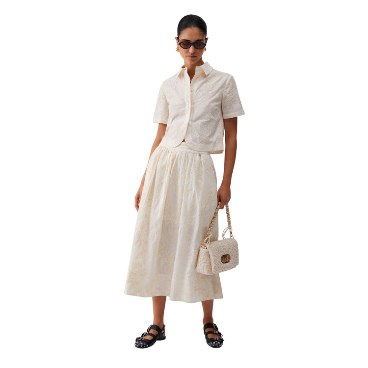 Camicia a maniche corte di cotone con ricami in bianco