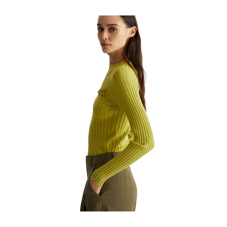 Maglia Donna con borchie sulle maniche verde modella laterale