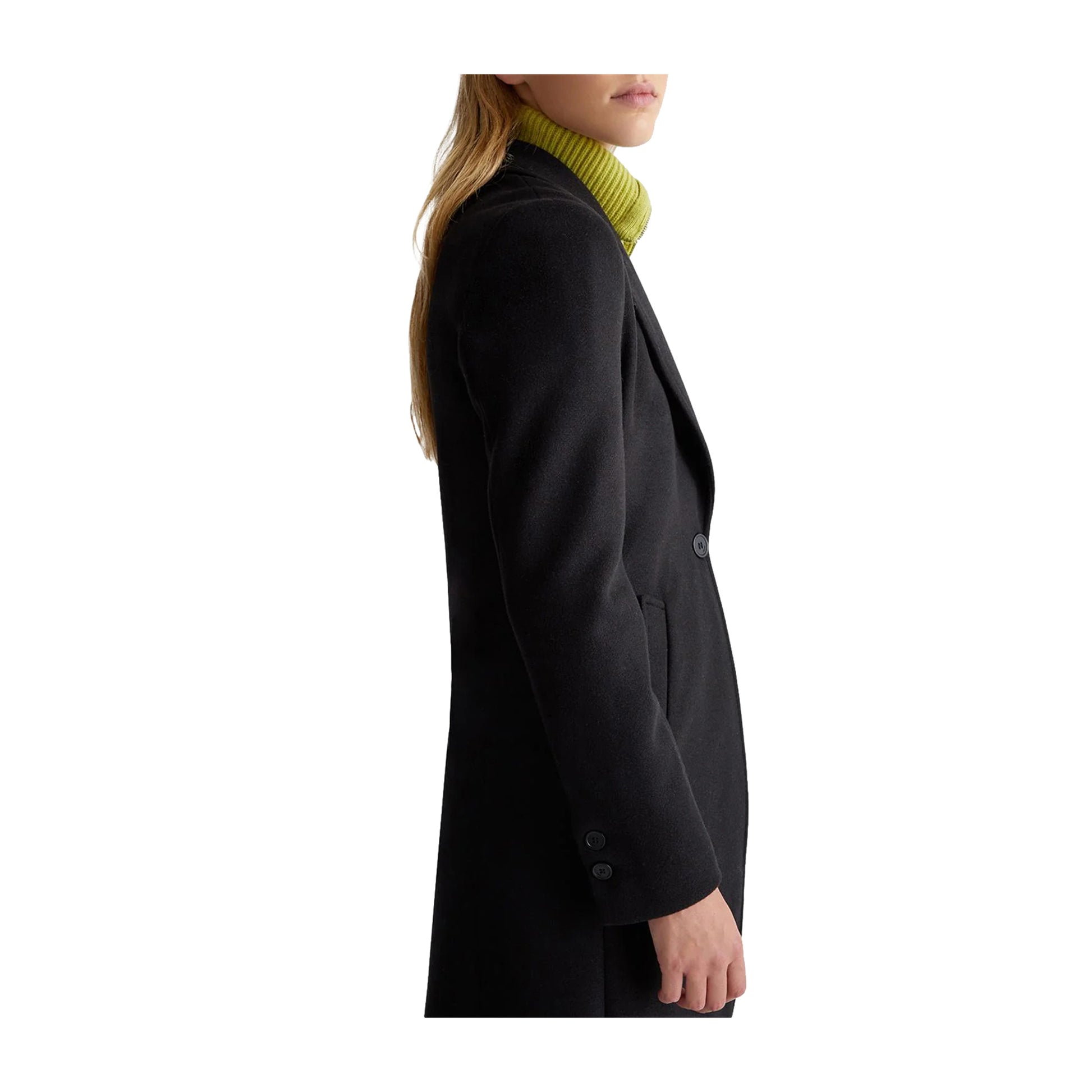 Cappotto Donna con tasche sui lati nero modella laterale 