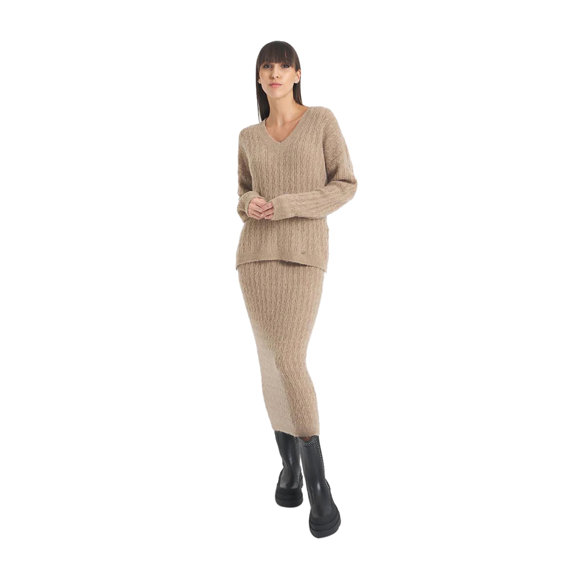 modella intera frontale con Gonna Maglia Donna modello longuette beige