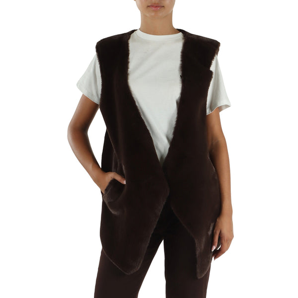 Modella frontale con gilet in pelliccia 
