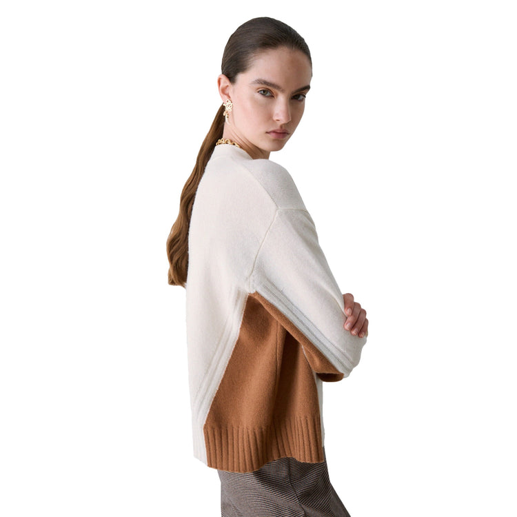 Cardigan Donna color block bianco modella laterale