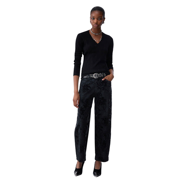 Maglia Donna in lana nera con scollo V modella intera frontale