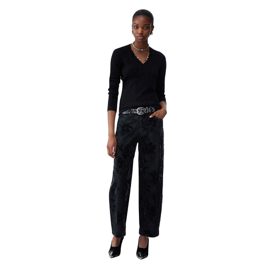 Maglia Donna in lana nera con scollo V modella intera frontale