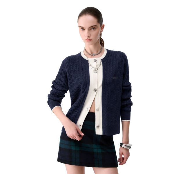 Cardigan Donna con inserto bimateriale e bottoni, modella frontale