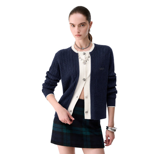 Cardigan Donna con inserto bimateriale e bottoni, modella frontale