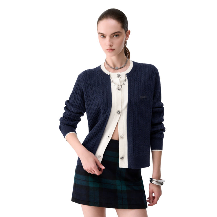 Cardigan Donna con inserto bimateriale e bottoni, modella frontale