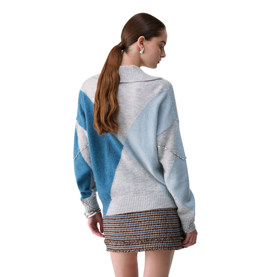 Maglione Donna con colletto polo, grigio, con decorazioni blu, modella retro