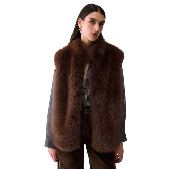 Gilet Donna in pelliccia sintetica marrone modella frontale