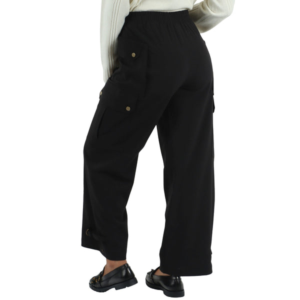 Pantalone cargo Donna in flanella nero, modella retro